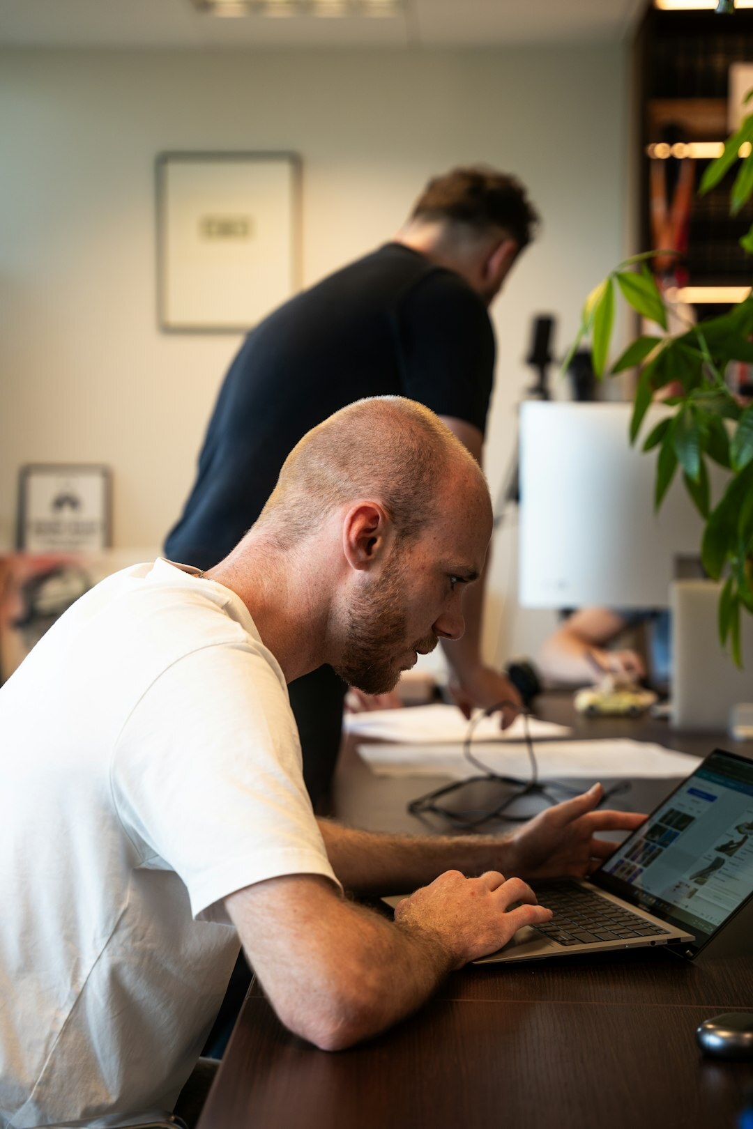 Belgian marketing team reviewing analytics dashboards on a laptop in a bright office